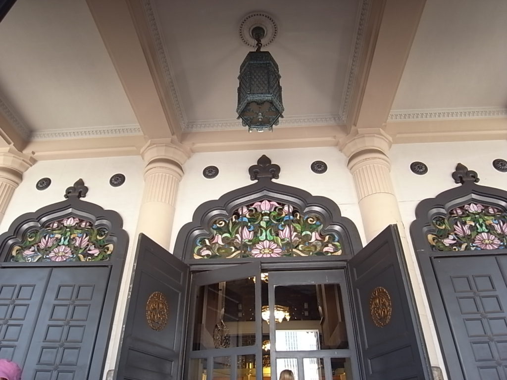 築地本願寺 本堂の扉には、たいそう素敵なステンドグラス